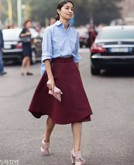 春天穿什么顏色衣服顯白？不要總是黑白灰