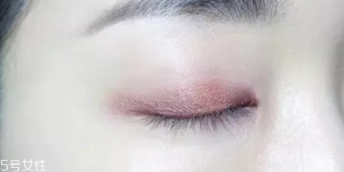 紫色眼影配什么口紅？配少女粉堪稱完美