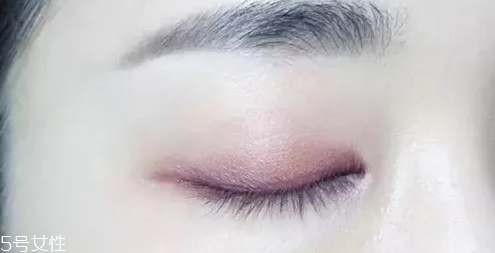 紫色眼影配什么口紅？配少女粉堪稱完美