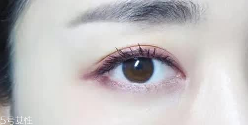 紫色眼影配什么口紅？配少女粉堪稱完美