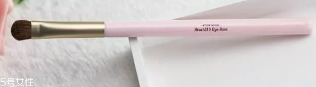 眼影用手還是刷子？?jī)煞N工具詳細(xì)用法