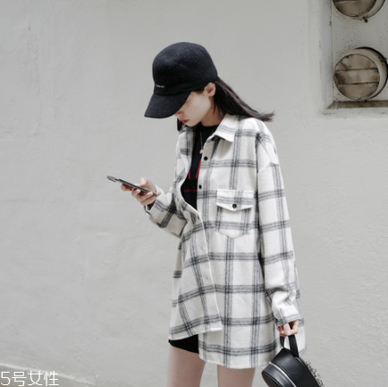 襯衫里面可以穿t恤嗎？淺色t恤可以穿