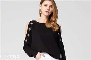 露肩上衣怎么搭配？屬于春天的小性感