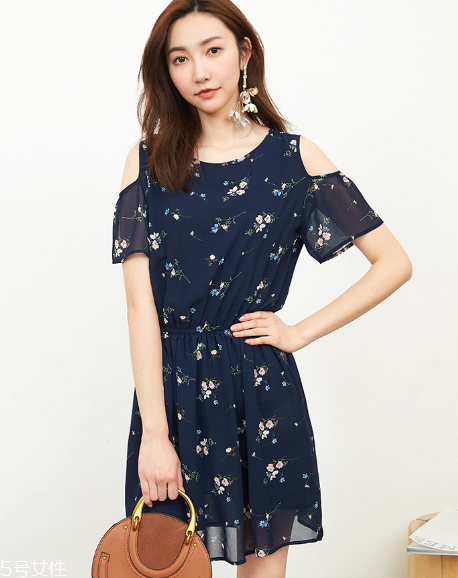 露肩上衣怎么搭配？屬于春天的小性感
