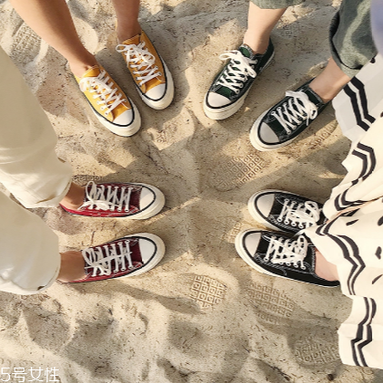 帆布鞋上的泥漬怎么去？巧妙去除泥漬