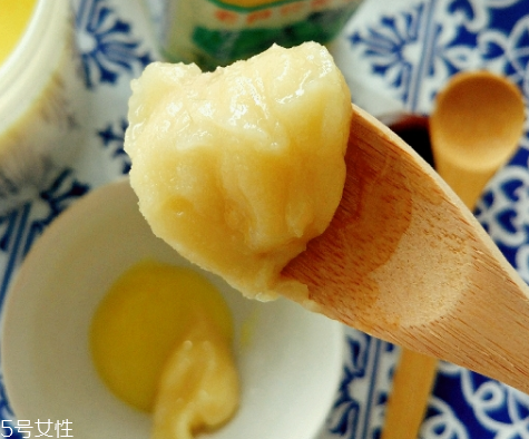 蜂王漿是什么味道？辣味跟酸味