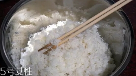 蟹籽壽司是真蟹籽嗎？認(rèn)真你就輸了
