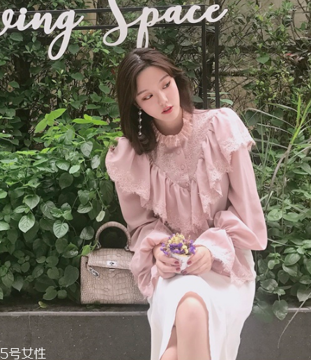荷葉邊上衣怎么搭配？少女路線必備款