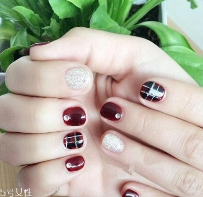 美甲的形狀和顏色怎么搭配？劍型指甲適合紅與黑