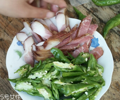 煙熏臘肉是熟的嗎？是生肉腌制的