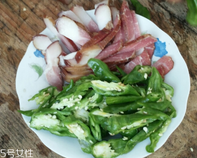 煙熏臘肉是熟的嗎？是生肉腌制的