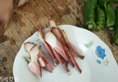 煙熏臘肉是熟的嗎？是生肉腌制的