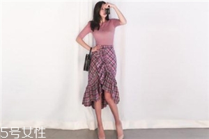格子裙搭配什么上衣？俏皮少女范兒