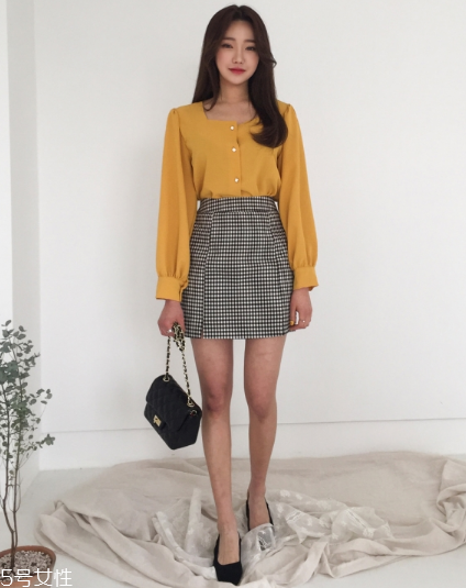 格子裙搭配什么上衣？俏皮少女范兒