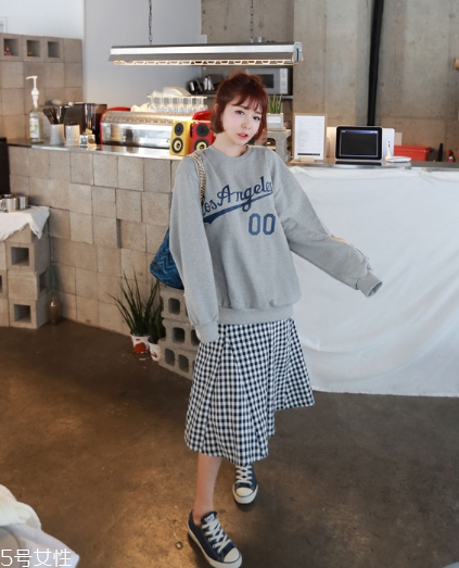 格子裙搭配什么上衣？俏皮少女范兒