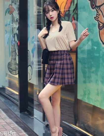 格子裙搭配什么上衣？俏皮少女范兒