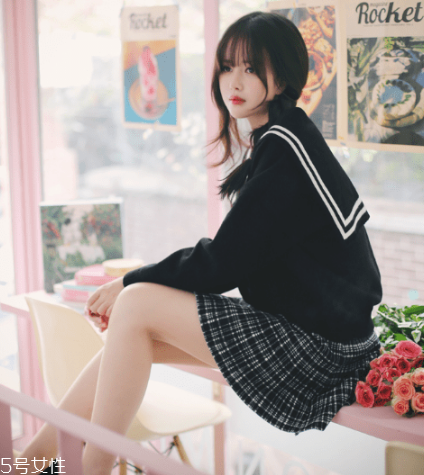 格子裙搭配什么上衣？俏皮少女范兒