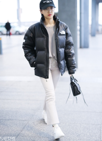 白褲子怎么搭配衣服好看？跟著明星學(xué)穿搭