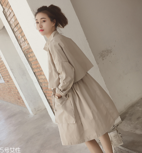 今年流行什么樣的風衣？這幾款少女感十足