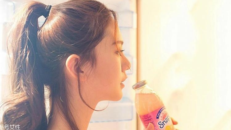 圓臉?lè)侥樳m合什么扎發(fā)？2018流行少女扎發(fā)