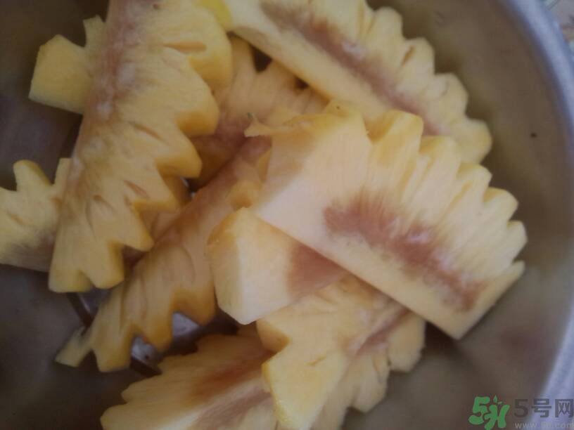 菠蘿里面發(fā)黑能吃嗎？切開菠蘿里面是黑色的怎么回事？