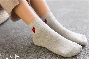 襪子能放在洗衣機(jī)洗嗎？襪子最好手洗