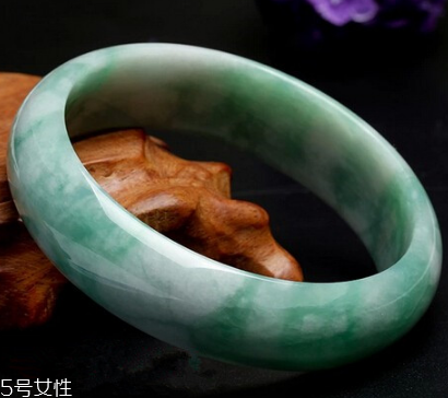 玉手鐲有裂紋還能戴嗎？玉石專(zhuān)家告訴你答案
