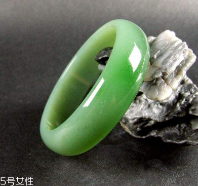 玉手鐲取不下來(lái)怎么辦？小妙招輕松取下玉手鐲