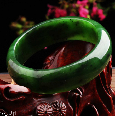玉手鐲可以戴著睡覺(jué)嗎？玉手鐲有助于睡眠
