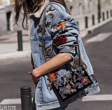碎花衣服怎么搭配？美上天的秘密武器