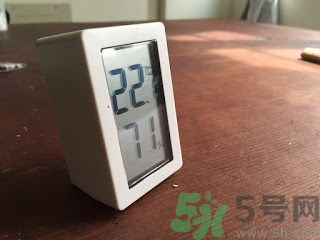 家里地板返潮怎么辦？墻上流水是怎么回事？
