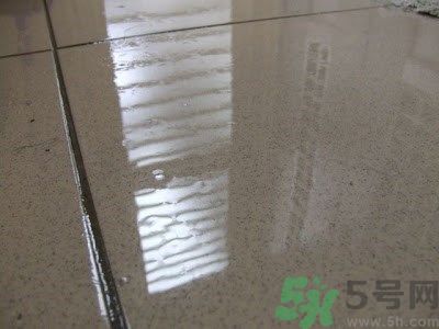 家里地板返潮怎么辦？墻上流水是怎么回事？