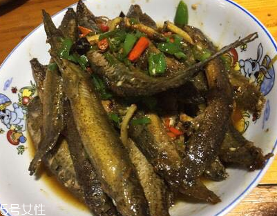 泥鰍會吃小魚嗎？這個是不會的