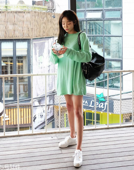 長(zhǎng)袖t恤怎么搭配？屬于你的最佳出門(mén)穿搭
