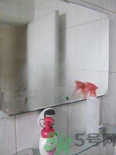家里地板返潮怎么辦？墻上流水是怎么回事？