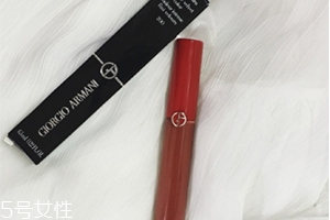 阿瑪尼紅管唇釉200是什么顏色？阿瑪尼紅管200唇部試色