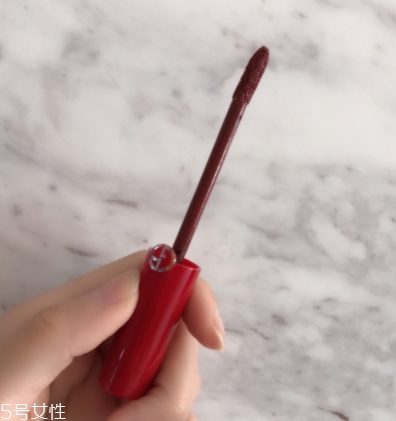 阿瑪尼紅管唇釉200是什么顏色？阿瑪尼紅管200唇部試色