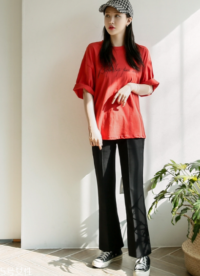 紅色t恤衫配什么褲子？紅色t恤這樣搭配褲子