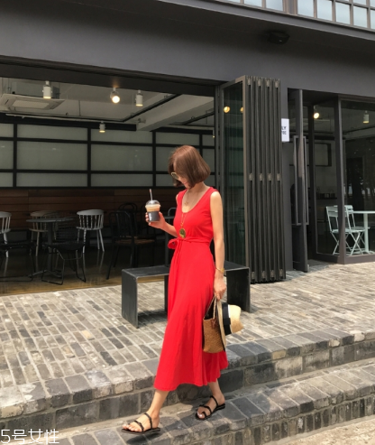 紅色連衣裙配什么鞋子好看？紅色連衣裙搭配鞋子示范