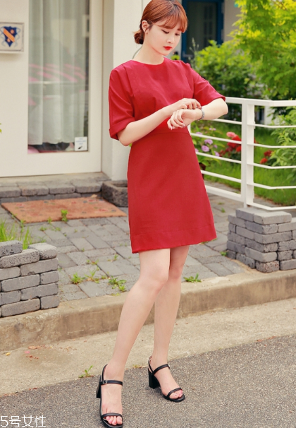 紅色連衣裙配什么鞋子好看？紅色連衣裙搭配鞋子示范