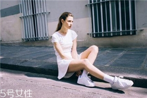 小白鞋磨腳后跟怎么辦？小白鞋磨腳問題輕松解決
