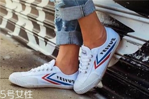 小白鞋前面擠腳怎么辦？小白鞋前面擠腳解決方法