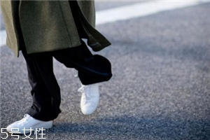 小白鞋有折痕怎么辦？小白鞋上的折痕消除方法