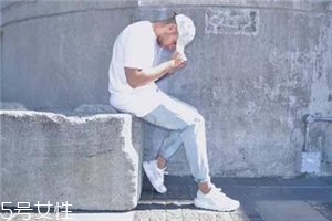 小白鞋要穿襪子嗎？穿小白鞋用不用穿襪子