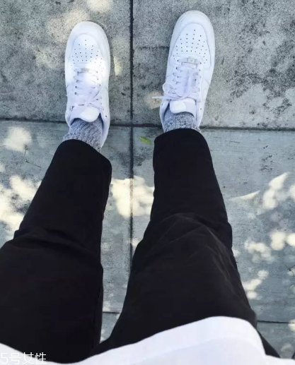 小白鞋上的泥怎么去除？小白鞋上的泥點清洗方法