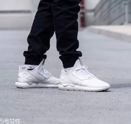 小白鞋上有膠怎么去除？小白鞋上的膠去除方法