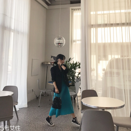 無(wú)袖連衣裙怎么搭配外套？無(wú)袖連衣裙搭配圖片