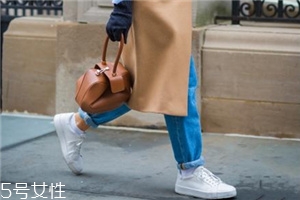 小白鞋蹭出黑條怎么辦？小白鞋黑印清洗方法