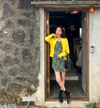 碎花連衣裙配什么外套？碎花連衣裙搭配外套圖片