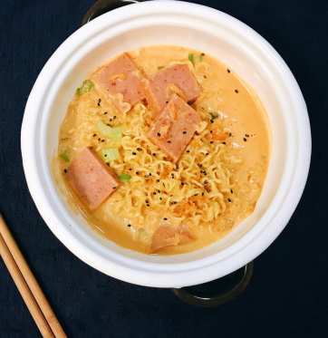 網紅牛奶辛拉面好吃嗎？牛奶辛拉面是黑暗料理嗎